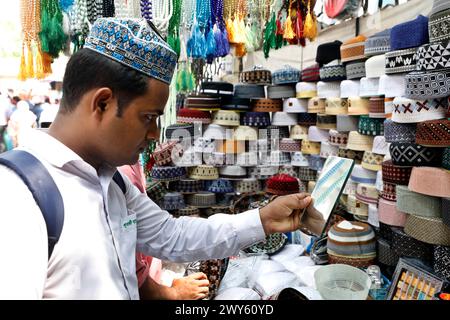 Dhaka, Bangladesch - 4. April 2024: Anlässlich des heiligen Eid kaufen viele Gläubige Attar, Mützen und Zaynamaz vom Nordtor Baituls Stockfoto