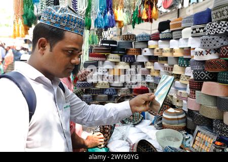 Dhaka, Bangladesch - 4. April 2024: Anlässlich des heiligen Eid kaufen viele Gläubige Attar, Mützen und Zaynamaz vom Nordtor Baituls Stockfoto