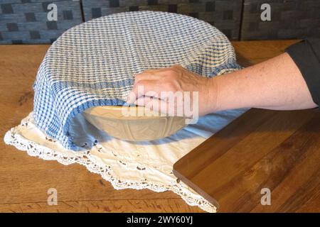 Traditionelle Mischschalen für Brot und Kuchen traditionelle Vintage-Backwaren Stockfoto