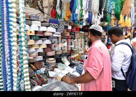 Dhaka, Bangladesch - 4. April 2024: Anlässlich des heiligen Eid kaufen viele Gläubige Attar, Mützen und Zaynamaz vom Nordtor Baituls Stockfoto