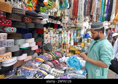 Dhaka, Bangladesch - 4. April 2024: Anlässlich des heiligen Eid kaufen viele Gläubige Attar, Mützen und Zaynamaz vom Nordtor Baituls Stockfoto