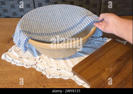 Traditionelle Mischschalen für Brot und Kuchen traditionelle Vintage-Backwaren Stockfoto