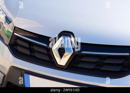 Kiew, Ukraine - 4. April 2024: Foto eines leichten Renault-Autohemblems aus nächster Nähe. Hochwertige Fotos Stockfoto