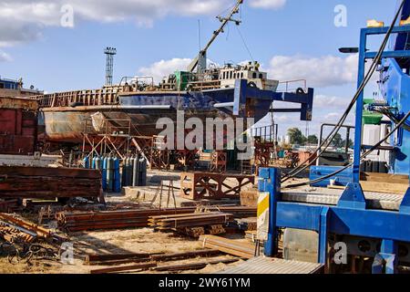 Bild eines rostigen Schiffsrumpf in einem Reparaturdock Stockfoto