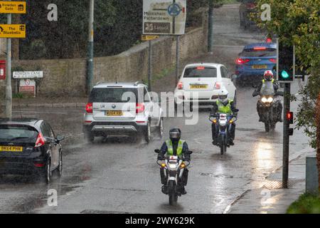 Chippenham, Wiltshire, Großbritannien, 4. April 2024. Mit Storm Kathleen, der am Samstag Böen von bis zu 70 km/h entlang der Westküste Englands und Schottlands bringen wird, werden Autofahrer und Motorradfahrer im Bild den Regenschauern in Chippenham trotzen, während sintflutartige Regenschauer durch Südengland ziehen. Quelle: Lynchpics/Alamy Live News Stockfoto