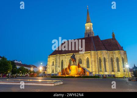 Blick auf den Sonnenuntergang der Kirche St. Michael in Cluj-Napoca, Rumänien Stockfoto
