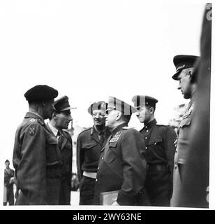 Feldmarschall Montgomery spricht mit Marschall Schukow über das Tragen militärischer Befehle während der Amtseinführung russischer Generäle. Stockfoto