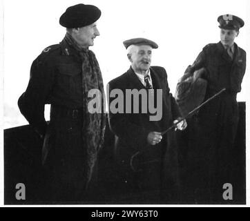 Feldmarschall Montgomery besucht das Waterloo Schlachtfeld, wo ein Reiseleiter die Positionen der beiden Armeen erklärt. Stockfoto