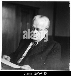 Herr K. Meyer trat bei seiner Eröffnung 1931 dem Ford-Werk in Köln bei, wie von der britischen Armee der Rheinverbände beobachtet wurde. Stockfoto