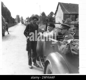 FELDMARSCHALL MONTGOMERY FOLGT SEINEN TRUPPEN NORTH – der Feldmarschall fragt nach den „Maquis“-Wachen, die ein deutsches Gewehr tragen. Britische Armee, 21. Armeegruppe Stockfoto