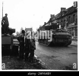 11. GEPANZERTE DIV. FAHREN SIE VORBEI AN ARGENTAN - Einheiten der 11. Panzerstation Sie fahren durch die Le Bourg St. Leonard, ein Dorf in amerikanischer Hand an der Hauptstraße nach Exmes. Britische Armee, 21. Armeegruppe Stockfoto