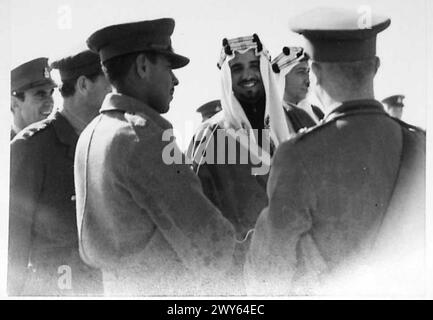 FÜHRUNG DURCH DIE HRH EL EMIR MANSUR IN DER WÜSTE - HRH El Emir Mansur Ibn 'Abd al-'Aziz im Gespräch mit Schießoffizieren, Stockfoto