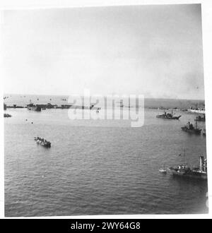 FOTOS VON VORGEFERTIGTEN ANSCHLÜSSEN USW. - Blick auf Eisen im Hafen von Seehafen, Arm und Eingang, britische Armee, 21. Armeegruppe Stockfoto