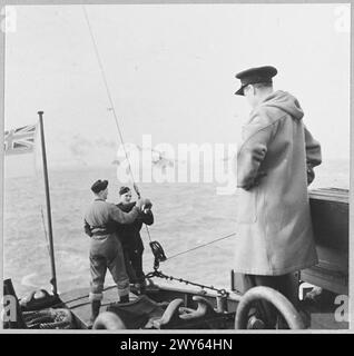 BALLONSCHUTZ FÜR KANALKONVOIS - für Story siehe CH.4940 Anpassungen an einem Ballonseil, wenn ein Konvoi segelt. , Royal Air Force Stockfoto