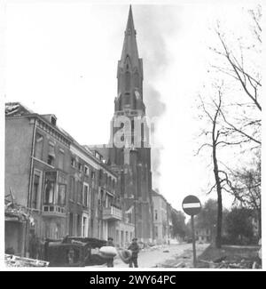 STRASSENKÄMPFE IN ARNHEIM - die beiden britischen Soldaten retten Matratzen für den Schlaf, die sie hoffentlich bekommen. Britische Armee, 21. Armeegruppe Stockfoto