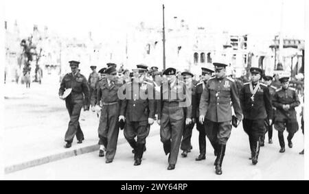 Feldmarschall Montgomery eskortiert russische Generäle zur Antrittsbasis für eine Einführungszeremonie während der Militäroperationen. Stockfoto