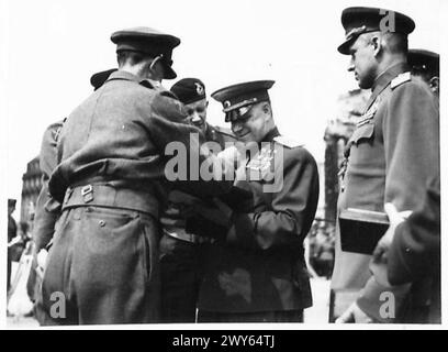 Feldmarschall Montgomery überreicht während einer Einführungszeremonie unter der britischen Armee die russischen Generäle Marschall Schukow, General Rokossowski und Oberst General Sokolowski. Stockfoto