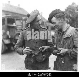 ILLUSTRATIONEN FÜR GESCHICHTEN VON CAPTAIN MCINTOSH OBSERVER OFFICER - 15. SCHOTTISCHE DIVISION - PTE.A. Jackson [links] aus Lanarkshire und Pte. A. Fallon aus Edinburhg, auf ihrer Bank in einem R.A.O.C. Field Park. Britische Armee, 21. Armeegruppe Stockfoto