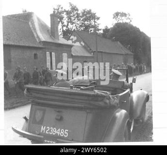 FELDMARSCHALL MONTGOMERY FOLGT SEINEN TRUPPEN NORTH - der Feldmarschall interessiert sich sehr für Alter und Aussehen deutscher Gefangener, die von der britischen Armee, 21. Armeegruppe, eingebracht werden Stockfoto