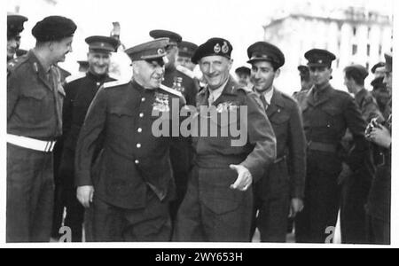 Feldmarschall Montgomery vergibt russische Generäle während einer Einweihungszeremonie am Brandenburger Tor. Die Teilnehmer tragen formelle Militärkleidung, die die Anerkennung und Zusammenarbeit der Alliierten repräsentiert. Stockfoto