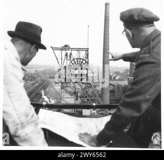 DIE NORDDEUTSCHE KOHLEKONTROLLE - Herr Williams weist auf den Schacht Nr. 2, der heute nur noch gelegentlich genutzt wird. , Britische Rheinarmee Stockfoto