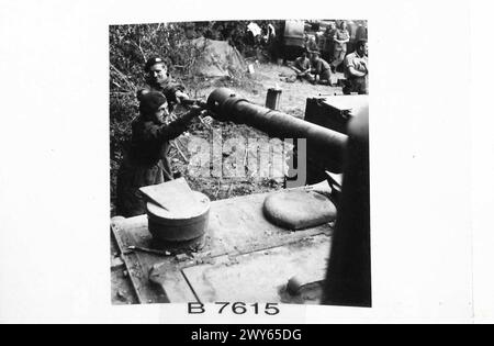 Churchill Panzerbesatzungsmitglieder, darunter David und TPR. J. Swain, ziehen Sie den Zylinder der 75-mm-Pistole als Teil der Routinewartung vor dem Betrieb durch. Stockfoto