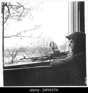 STRASSENKÄMPFE IN ARNHEIM - Pte.Laycock aus Romford, Essex Regiment, beobachtet den Fluss von einem Haus in Arnheim aus. Britische Armee, 21. Armeegruppe Stockfoto