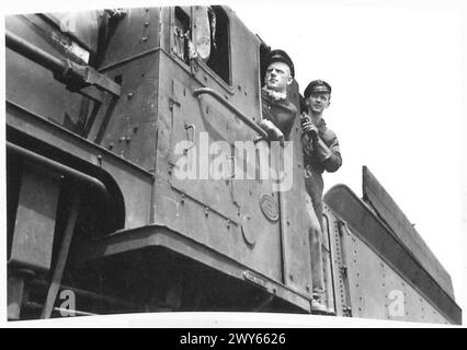 DIE BRITISCHE RES FUHR DIE ERSTE FRANZÖSISCHE LOKOMOTIVE – Sergeant A. Street war der Fahrer und Sapper S. King der Feuerwehrmann. Sergeant Street, ein Fahrer der London, Midland and Scottish Railway, war an Grimesthorpe Loco Sheds in Sheffield angeschlossen, wo er lebt. Sapper King war ein Feuerwehrmann auf der London, North Eastern Railway, die an St. Margarets Loco Sheds, Edinburgh, wo er wohnt. Britische Armee, 21. Armeegruppe Stockfoto