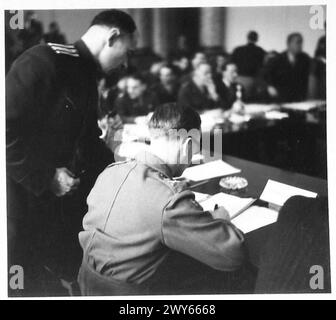 ALLIIERTE KONTROLLBEHÖRDE - die britischen Mitglieder - von links nach rechts - stehen dem russischen Admiral Perry Colonel Rootham Sir William Strang Generalleutnant Robertson Major General Whiteley Mr. Plimb gegenüber. , Britische Rheinarmee Stockfoto