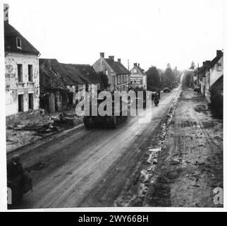 11. GEPANZERTE DIV. FAHREN SIE VORBEI AN ARGENTAN - Einheiten der 11. Panzerstation Sie fahren durch die Le Bourg St. Leonard, ein Dorf in amerikanischer Hand an der Hauptstraße nach Exmes. Britische Armee, 21. Armeegruppe Stockfoto