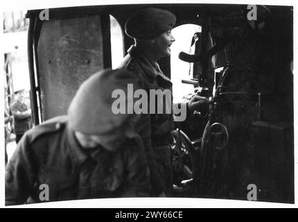 BRITISCHE RES FAHREN DEN ERSTEN FRANZÖSISCHEN MOTOR - Captain Winterton an der Motorsteuerung. Bevor er in die Armee kam, arbeitete er für die Staatsbahn in Monte Video, Uruquay. S/Sergeant Brown aus Wroxham, Norfolk, der im Büro des Superintendenten bei der London North Eastern Railway, Liverpool Street, London, arbeitete, wird beim Aufwärmen gesehen. Britische Armee, 21. Armeegruppe Stockfoto