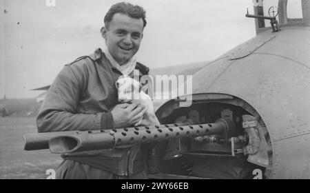 ACHTE LUFTWAFFE DER VEREINIGTEN STAATEN IN GROSSBRITANNIEN, 1942-1945 - Staff Sergeant Antoni Bednarchuk, ein Schwanzschützer der 303. Bombengruppe, hält das Maskottchen der Gruppe mit den Schwanzgewehren eines B-17 Flying Fortress, ehemaliger Busfahrer in Providence. R.I. S/Sgt (Gunner) Antoni Bednarchuk, 27 Jahre alt, hat jetzt 8 Flugreisen gegen die Deutschen unternommen. Er wurde mit der Air Medal ausgezeichnet. Sein Haus ist in 141, Farm Street, WoonSocket, R.I. und er ist mit Miss Maysie Grossi, von 1224 Mineral Spring Ave, Pawtucket, R.I. verlobt. , United States Army Air Forces, United States Army Air Forc Stockfoto