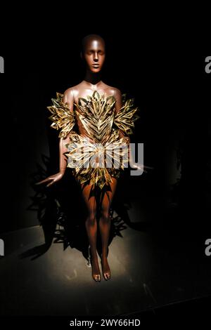 IRIS VAN HERPEN VISIONÄRE MODE IM MUSEE DES ARTS DECORATIFS PARIS Stockfoto