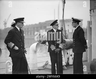 FIRST SEA LORD BESUCHT SCHIFFE, DIE IM KAMPF AUF DEM ATLANTIK KÄMPFEN. 6. SEPTEMBER 1941 AN BORD VERSCHIEDENER SCHIFFE IN EINEM HEIMATHAFEN. ADMIRAL DER FLOTTE SIR DUDLEY POUND, GCB, GCVO, FIRST SEA LORD UND CHIEF OF MARINESTAB, BESUCHTE ZERSTÖRER UND BEGLEITSCHIFFE IN EINEM HEIMATHAFEN, UM MIT DEN OFFIZIEREN UND MÄNNERN ZU SPRECHEN, DIE KRIEG GEGEN DEN DEUTSCHEN VERSUCH FÜHREN, GROSSBRITANNIEN ZU BLOCKIEREN. - Der erste Sea Lord spricht mit dem Offizier, der einen der Zerstörer kommandiert. Auf der linken Seite befindet sich Admiral Sir Percy Noble, KCB, CVO, C in C Western Approaches. Noble, Percy Lockhart Harnam, Pound, Alfred Dudley Pickman Rogers Stockfoto