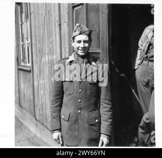 BILDER VON SANDBOSTEL GEFANGENENLAGER - Frank Levillio aus St. Helier, Jersey, der 1943 von den Deutschen in Jersey verhaftet wurde, erlitt viele Folter durch die Hände seiner Gefangenen. Er war ein politischer Gefangener und trägt eine amerikanische Uniform, die ihm seit seiner Befreiung gegeben wurde. Britische Armee, 21. Armeegruppe Stockfoto