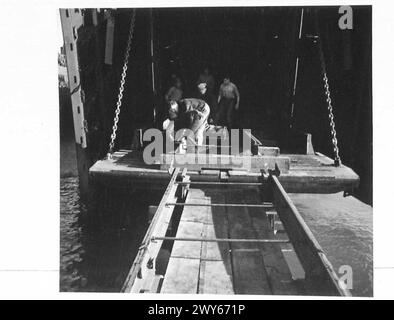 FOTOS VON VORGEFERTIGTEN ANSCHLÜSSEN USW. - L.S.T. Rampe an Trolley Rampe für führende Wagen, britische Armee, 21. Armeegruppe Stockfoto