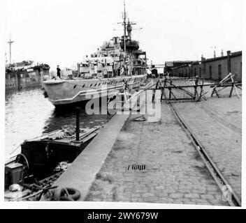 BRITISCHES MARINEPERSONAL INSPIZIERT DEUTSCHE KREUZER - den Kreuzer Nrnberg. Britische Armee, 21. Armeegruppe Stockfoto