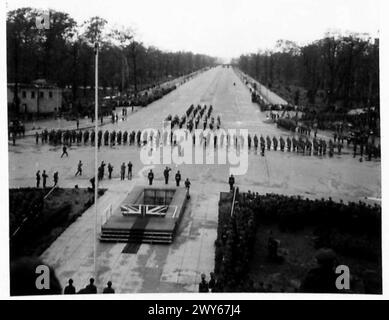 DIE FLAGGENZEREMONIE IN BERLIN [7. PANZERDIVISION] - Allgemeine Sicht auf die Begrüßung durch Generalleutnant Sir Ronald Weeks. Britische Armee, 21. Armeegruppe Stockfoto