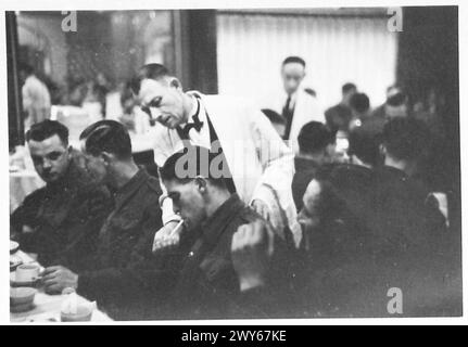 LUXUSURLAUB FÜR TRUPPEN IN BRÜSSEL - Mittagessen und der Soldat im Urlaub nimmt sein Essen in einem erstklassigen Hotel in Brüssel ein. Britische Armee, 21. Armeegruppe Stockfoto