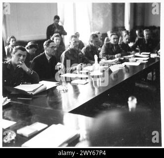 ALLIIERTE KONTROLLBEHÖRDE - die britischen Mitglieder - von links nach rechts - stehen dem russischen Admiral Perry Colonel Rootham Sir William Strang Generalleutnant Robertson Major General Whiteley Mr. Plimb gegenüber. , Britische Rheinarmee Stockfoto