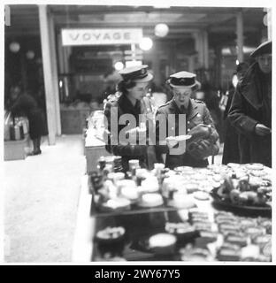 ATS LEAVE-GIRLS MACHEN IHRE EINKÄUFE IN BRÜSSEL - vor dem großen Geschäft. Britische Armee, 21. Armeegruppe Stockfoto