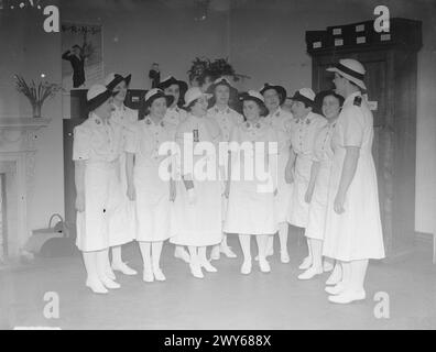 1941 besuchte die Herzogin von Kent, Kommandeur der WRNS und der erste Herr der Admiralität Wrens, die für den Dienst in Singapur ausgewählt wurden. Die Frauen tragen tropische Uniformen und bereiten sich auf den Einsatz in der Royal Navy's Royal Naval Service vor. Stockfoto