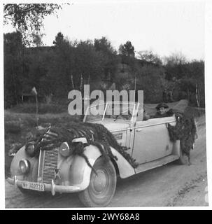 DEUTSCHE SUCHEN HAMBURGER FRIEDEN - Ein britischer Offizier in einem deutschen Auto mit einem deutschen Fahrer. Britische Armee, 21. Armeegruppe Stockfoto