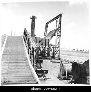 FOTOS VON VORGEFERTIGTEN ANSCHLÜSSEN USW. – Rampe und Hebezeug von LST. Britische Armee, 21. Armeegruppe Stockfoto