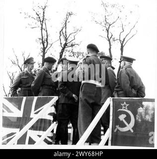 Feldmarschall Montgomery trifft auf russische Generäle während einer Einführungszeremonie, die die alliierte Zusammenarbeit im Zweiten Weltkrieg repräsentiert Stockfoto