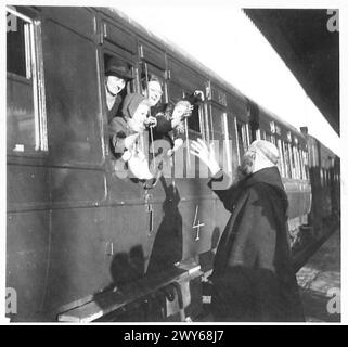 NIEDERLÄNDISCHE KINDER GEHEN NACH ENGLAND, UM SICH ZU ERHOLEN - Pater Coppucis winkt den Kindern Abschied. Britische Armee, 21. Armeegruppe Stockfoto