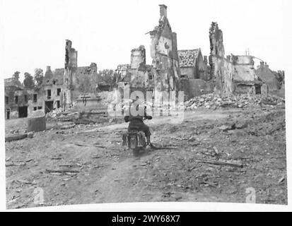 Nach der Eroberung von Villers-Bocage fährt ein britischer Offizier mit einem Motorrad am Hauptplatz der Stadt vorbei, das Teil der Operationen der 21. Armee ist. Stockfoto