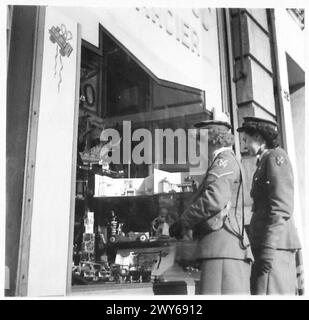 ATS LEAVE-GIRLS MACHEN IHRE BRÜSSELER SHOPPING - hah, hier ist etwas 'schickes', das ihnen ins Auge fällt. Britische Armee, 21. Armeegruppe Stockfoto