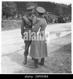 DEUTSCHE SUCHEN NACH HAMBURGER FRIEDEN - Ein deutscher Major, der noch seine Pistole trägt, spricht mit Lieutenant Grigs. Britische Armee, 21. Armeegruppe Stockfoto