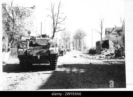 Das Foto zeigt Churchill-Kommandopanzer und Krokodil-Flammenwerfer-Panzer des 7. Königlichen Panzerregiments in Bremen am 25. April 1945 bei Operationen in Nordwesteuropa. Stockfoto